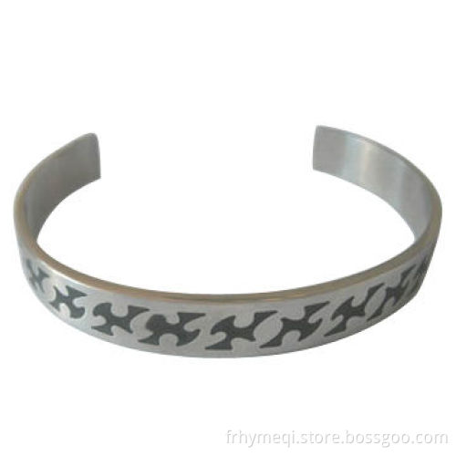 Ringent bangle with black CNC pattern
